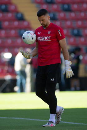 ESP LaLiga EA Sports Rayo Vallecano vs. Athletic Club: Unai Simon of Athletic warms up during the LaLiga EA Sports match between Rayo Vallecano and Athletic Club, played at Vallecas Stadium in Madrid on October 10, 2026, in Spain. Spain Soccer Copyright: xAgenciaxLOFx