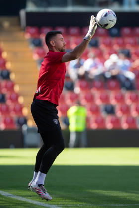 ESP LaLiga EA Sports Rayo Vallecano vs. Athletic Club: Unai Simon of Athletic warms up during the LaLiga EA Sports match between Rayo Vallecano and Athletic Club, played at Vallecas Stadium in Madrid on October 10, 2026, in Spain. Spain Soccer Copyright: xAgenciaxLOFx