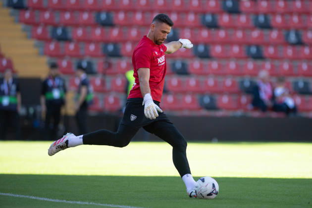 ESP LaLiga EA Sports Rayo Vallecano vs. Athletic Club: Unai Simon of Athletic warms up during the LaLiga EA Sports match between Rayo Vallecano and Athletic Club, played at Vallecas Stadium in Madrid on October 10, 2026, in Spain. Spain Soccer Copyright: xAgenciaxLOFx