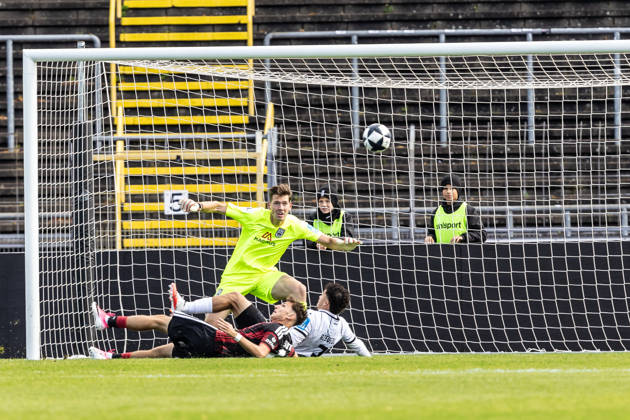 SSV Ulm 1846 Soccer vs. Eintracht Frankfurt II, Soccer, Regionalliga Southwest, Matchday 11, Donaustadion Ulm, October 26, Jonas Bauer (Eintracht Frankfurt II), No. 10, just misses the goal; from left: Jonas Bauer (Eintracht Frankfurt II), No. 10, Robin Mantel, SSV Ulm 1846 Soccer, 30, Alexandre Azevedo, SSV Ulm 1846 Soccer, 03 SSV Ulm 1846 Soccer vs. Eintracht Frankfurt II, Soccer, Regionalliga Southwest, Matchday 11, Donaustadion Ulm, October 26, Photo by Lucca Fundel, Ulm, Donaustadion, Baden-Württemberg, Germany