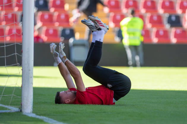 ESP LaLiga EA Sports Rayo Vallecano vs. Athletic Club: Unai Simon of Athletic warms up during the LaLiga EA Sports match between Rayo Vallecano and Athletic Club, played at Vallecas Stadium in Madrid on October 10, 2026, in Spain. Spain Soccer Copyright: xAgenciaxLOFx
