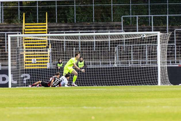 SSV Ulm 1846 Soccer vs. Eintracht Frankfurt II, Soccer, Regionalliga Southwest, Matchday 11, Donaustadion Ulm, October 26, Jonas Bauer (Eintracht Frankfurt II), No. 10, just misses the goal; from left: Jonas Bauer (Eintracht Frankfurt II), No. 10, Robin Mantel, SSV Ulm 1846 Soccer, 30, Alexandre Azevedo, SSV Ulm 1846 Soccer, 03 SSV Ulm 1846 Soccer vs. Eintracht Frankfurt II, Soccer, Regionalliga Southwest, Matchday 11, Donaustadion Ulm, October 26, Photo by Lucca Fundel, Ulm, Donaustadion, Baden-Württemberg, Germany