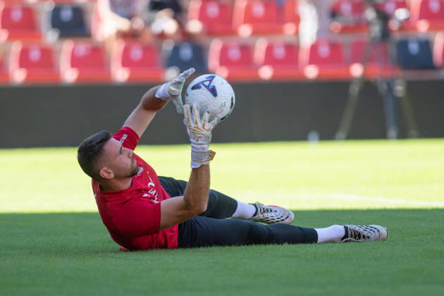 ESP LaLiga EA Sports Rayo Vallecano vs. Athletic Club: Unai Simon of Athletic warms up during the LaLiga EA Sports match between Rayo Vallecano and Athletic Club, played at Vallecas Stadium in Madrid on October 10, 2026, in Spain. Spain Soccer Copyright: xAgenciaxLOFx