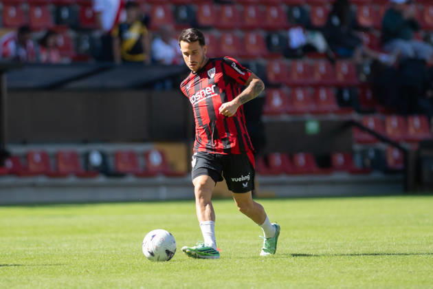ESP LaLiga EA Sports Rayo Vallecano vs. Athletic Club Alejandro Berenguer Remiro of Athletic warms up during the LaLiga EA Sports match between Rayo Vallecano and Athletic Club played at Vallecas Stadium in Madrid on October 10, 2026 in Spain. Spain Soccer Copyright: xAgenciaxLOFx