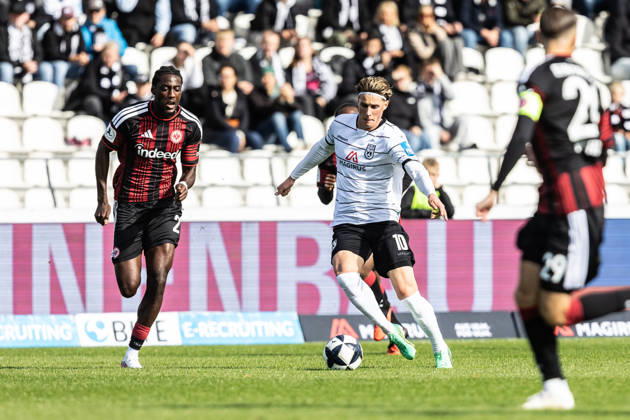 SSV Ulm 1846 Soccer vs. Eintracht Frankfurt II, Soccer, Regionalliga Southwest, Matchday 11, Donaustadion Ulm, October 26, Collin Owusu Etse (Eintracht Frankfurt II), 27, Oliver Wähling, SSV Ulm 1846 Soccer, 10 SSV Ulm 1846 Soccer vs. Eintracht Frankfurt II, Soccer, Regionalliga Southwest, Matchday 11, Donaustadion Ulm, October 26, 2010. Photo by Lucca Fundel, Ulm, Donaustadion, Baden-Württemberg, Germany