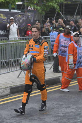 October 10, 2026, Singapore, Tamilnadu, Singapore: Oscar Piastri of McLaren walks out after teammate Lando Norris of McLaren collided with him Saturday 10th October , Singapore Grand Prix 2026, Marina Bay Street Circuit. Formula 1: Singapore Grand Prix 2026 - ZUMAc251 20261010_znp_c251_056 Copyright: xVikramxChandrasekarx