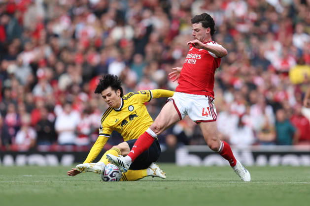 Arsenal gegen Leeds United, 10. Oktober 2026, London, Premier League, Fußball: Arsenal gegen Leeds United. Ao Tanaka von Leeds United entzieht Declan Rice von Arsenal den Ball. Foto: Charlotte Wilson, Offside, London, Großbritannien Copyright: xCharlottexWilsonx xOffsidexOffside