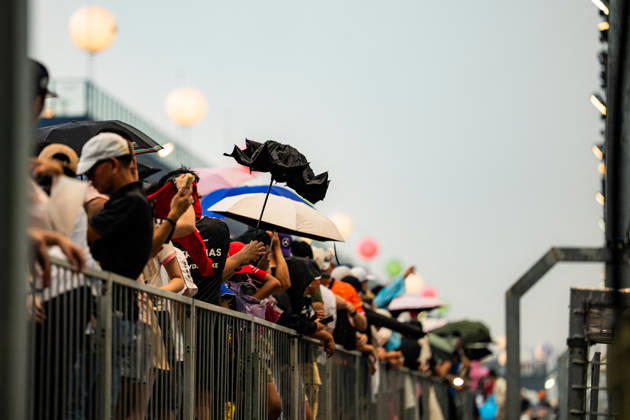2026 Formula 1 Singapore Grand Prix - Sprint Heavy rain with fans putting on ponchos and umbrellas during Qualifying day on Saturday during the Formula 1 Singapore Airlines Singapore Grand Prix 2026 at Marina Bay Street Circuit, Singapore, on October 10, 2026. Photo by Antoine LAPEYRE Reveries Agency via ABACAPRESS.COM Singapore Singapore  Copyright: xAntoinexLapeyre ReveriesxAgency ABACAx