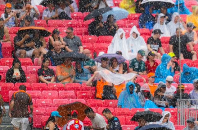 2026 Formula 1 Singapore Grand Prix - Sprint Audience with umbrellas under heavy rain during Qualifying day on Saturday during the Formula 1 Singapore Airlines Singapore Grand Prix 2026 at Marina Bay Street Circuit, Singapore, on October 10, 2026. Photo by Antoine LAPEYRE Reveries Agency via ABACAPRESS.COM Singapore Singapore  Copyright: xAntoinexLapeyre ReveriesxAgency ABACAx