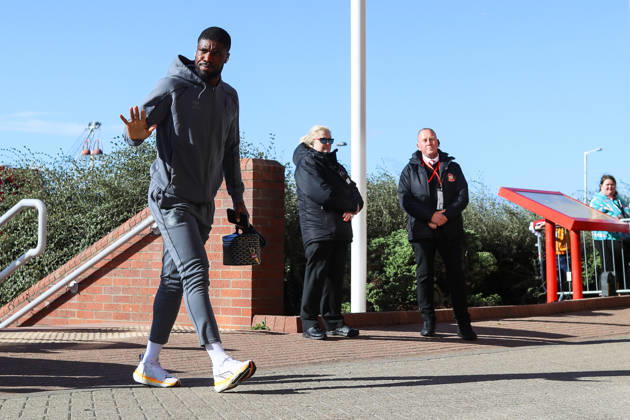 SUNDERLAND, ENGLAND, OCTOBER 10: Kevin Danso of Sunderland AFC waves to the Sunderland AFC supporters as he arrives prior to the Premier League 2026-27 match between Sunderland AFC and Brighton & Hove Albion at the Stadium of Light on October 10, 2026 in Sunderland, England. (Photo by Zach Forster Sports Press Photo) Copyright: xZachxForster SportsxPressxPhotox Sportspressphoto_SPR250649