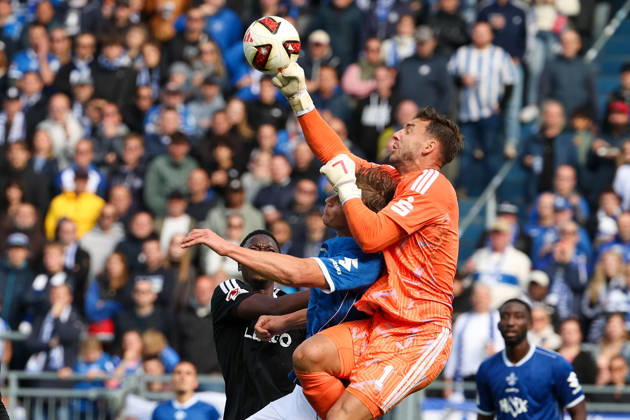 October 10, 2026, Soccer, 2. Bundesliga, SV Darmstadt 98 vs. Energie Cottbus, from left: Fynn Luca Lakenmacher (SV Darmstadt 98), goalkeeper Marcel Lotka (Energie Cottbus) battles for the ball Copyright: HMBxMedia JoaquimxFerreira