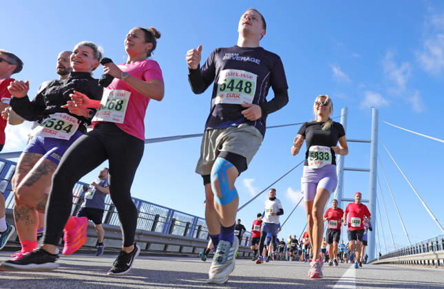 When the Rügen Bridge Belongs to the Runners The 18th Rügen Bridge Marathon celebrates a record number of participants and shows how an extraordinary course has become a sporting event with regional appeal. There are places where sports are more than just exercise—places where landscape, community, and personal ambition come together to create a special experience. The Rügen Bridge between Stralsund and the island of Rügen is one such place. Where traffic usually flows across the Strelasund, this Saturday the lanes belong to the runners, walkers, and children—people who are testing their own limits while also becoming part of a great shared moment. The 18th Sparkassen Rügen Bridge Marathon and DAK Run and Walk Day on October 10, 2026, sets a new record: 7,565 participants have registered—more than ever before. This makes the sporting event also serves as an impressive testament to the appeal of the Vorpommern region. The event’s 18th anniversary this year is more than just a nice anniversary number. It marks the journey of a sporting event that has long been established in the Hanseatic city’s calendar of events and whose appeal extends far beyond the borders of Mecklenburg-Western Pomerania. Seven courses, one shared goal. What makes this race special is its inclusivity. It’s not just the endurance athletes taking on the premier 42.195-kilometer race who define the event. The Rügen Bridge Marathon also sees itself as an invitation to recreational athletes, families, children, and people who prefer walking to running. A tot