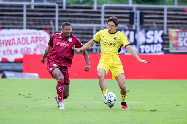 October 10, 2026, xsefx, Soccer, SC Fortuna Köln vs. 1 FC Saarbrücken, 3. Liga, Südstation, Matchday 8, 2026–2027 Season Seung Joon Lee of 1 FC Saarbrücken (16) in a tackle against Florian Heister of Fortuna Cologne (17) DFB regulations prohibit any use of photographs as image sequences and or quasi-video North Rhine-Westphalia, Germany