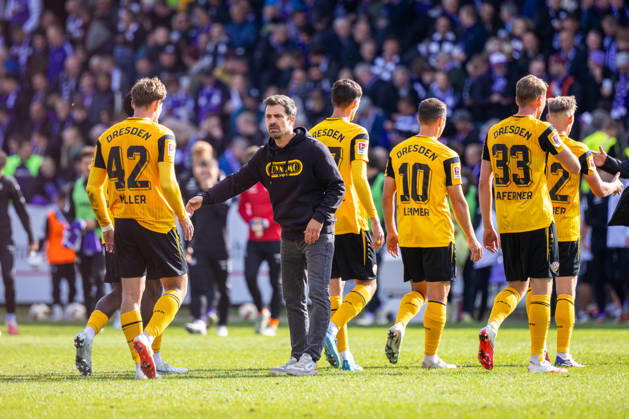 The SG Dynamo Dresden players look disappointed after the 1-1 draw; Thomas Stamm, head coach of SG Dynamo Dresden, is in the middle, dressed in black (GER), VfL Osnabrück vs. SG Dynamo Dresden, soccer, 2. Bundesliga, Matchday 7, 2026–2027 season, October 10, 2026—DFL regulations prohibit the use of photographers’ images as image sequences and or quasi-video content (GER); VfL Osnabrück vs. SG Dynamo Dresden, soccer, 2. Bundesliga, Matchday 7, 2026–2027 season, October 10, 2026, Osnabrück Copyright: xEibner-Pressefoto JanxRollingerx EP_JSK