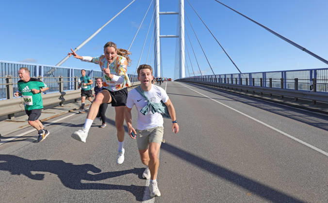 When the Rügen Bridge Belongs to the Runners The 18th Rügen Bridge Marathon celebrates a record number of participants and shows how an extraordinary course has become a sporting event with regional appeal. There are places where sports are more than just exercise—places where landscape, community, and personal ambition come together to create a special experience. The Rügen Bridge between Stralsund and the island of Rügen is one such place. Where traffic usually flows across the Strelasund, this Saturday the lanes belong to the runners, walkers, and children—people who are testing their own limits while also becoming part of a great shared moment. The 18th Sparkassen Rügen Bridge Marathon and DAK Run and Walk Day on October 10, 2026, sets a new record: 7,565 participants have registered—more than ever before. This makes the sporting event also serves as an impressive testament to the appeal of the Vorpommern region. The event’s 18th anniversary this year is more than just a nice anniversary number. It marks the journey of a sporting event that has long been established in the Hanseatic city’s calendar of events and whose appeal extends far beyond the borders of Mecklenburg-Western Pomerania. Seven courses, one shared goal. What makes this race special is its inclusivity. It’s not just the endurance athletes taking on the premier 42.195-kilometer race who define the event. The Rügen Bridge Marathon also sees itself as an invitation to recreational athletes, families, children, and people who prefer walking to running. A tot