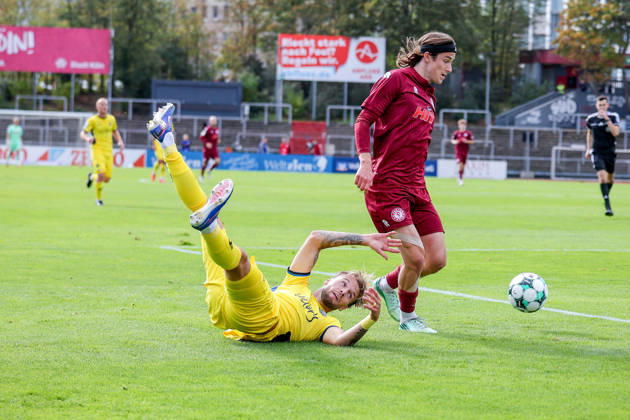 October 10, 2026, xsefx, Soccer, SC Fortuna Köln vs. 1 FC Saarbrücken, 3. Liga, Südstation, Matchday 8, 2026–2027 Season: Bennit Bröger (Fortuna Cologne, No. 38) in a tackle against Niko Bretschneider (1. FC Saarbrücken, No. 28). DFB regulations prohibit any use of photographs as image sequences and or quasi-video. North Rhine-Westphalia, Germany