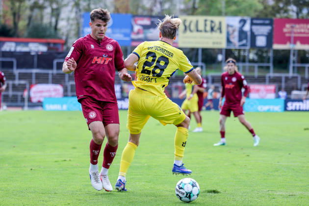 October 10, 2026, xsefx, Soccer, SC Fortuna Köln vs. 1 FC Saarbrücken, 3. Liga, Südstation, Matchday 8, 2026–2027 Season: Nico Thier of Fortuna Cologne 07 in a tackle against Niko Bretschneider of 1. FC Saarbrücken. 28. DFB regulations prohibit any use of photographs as image sequences and or quasi-video. North Rhine-Westphalia, Germany