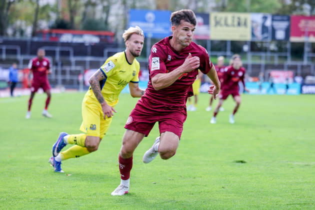 October 10, 2026, xsefx, Soccer, SC Fortuna Köln vs. 1 FC Saarbrücken, 3. Liga, Südstation, Matchday 8, 2026–2027 Season: Nico Thier of Fortuna Cologne 07 in a tackle against Niko Bretschneider of 1. FC Saarbrücken. 28. DFB regulations prohibit any use of photographs as image sequences and or quasi-video. North Rhine-Westphalia, Germany