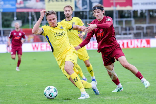 October 10, 2026, xsefx, Soccer, SC Fortuna Köln vs. 1 FC Saarbrücken, 3. Liga, Südstation, Matchday 8, 2026–2027 Season: Bennit Bröger (Fortuna Cologne, No. 38) in a tackle against Philip Fahrner (1. FC Saarbrücken, No. 42). DFB regulations prohibit any use of photographs as image sequences and or quasi-video. North Rhine-Westphalia, Germany