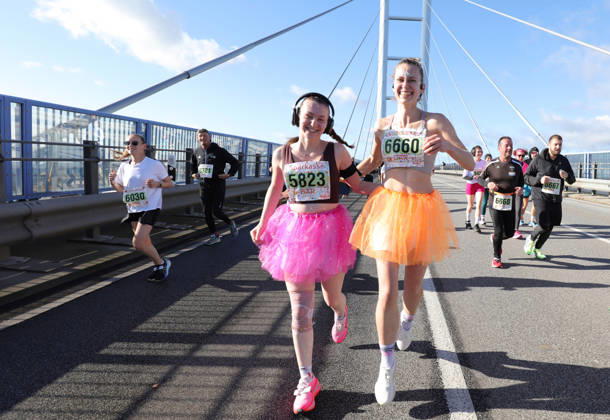 When the Rügen Bridge Belongs to the Runners The 18th Rügen Bridge Marathon celebrates a record number of participants and shows how an extraordinary course has become a sporting event with regional appeal. There are places where sports are more than just exercise—places where landscape, community, and personal ambition come together to create a special experience. The Rügen Bridge between Stralsund and the island of Rügen is one such place. Where traffic usually flows across the Strelasund, this Saturday the lanes belong to the runners, walkers, and children—people who are testing their own limits while also becoming part of a great shared moment. The 18th Sparkassen Rügen Bridge Marathon and DAK Run and Walk Day on October 10, 2026, sets a new record: 7,565 participants have registered—more than ever before. This makes the sporting event also serves as an impressive testament to the appeal of the Vorpommern region. The event’s 18th anniversary this year is more than just a nice anniversary number. It marks the journey of a sporting event that has long been established in the Hanseatic city’s calendar of events and whose appeal extends far beyond the borders of Mecklenburg-Western Pomerania. Seven courses, one shared goal. What makes this race special is its inclusivity. It’s not just the endurance athletes taking on the premier 42.195-kilometer race who define the event. The Rügen Bridge Marathon also sees itself as an invitation to recreational athletes, families, children, and people who prefer walking to running. A tot