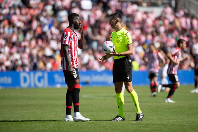 ESP LaLiga EA Sports Rayo Vallecano vs. Athletic Club: Referee Jose Maria Sanchez Martinez speaks with Athletic s Inaki Williams during the LaLiga EA Sports match between Rayo Vallecano and Athletic Club, played at Vallecas Stadium in Madrid on October 10, 2026, in Spain. Spanish Soccer Copyright: xAgenciaxLOFx