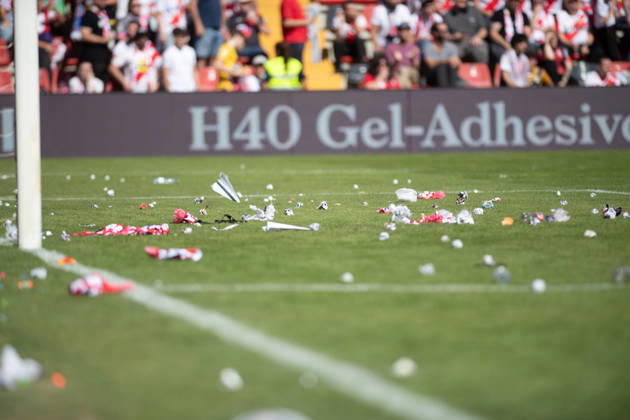 ESP LaLiga EA Sports Rayo Vallecano vs. Athletic Club Rayo Vallecano fans threw paper airplanes onto the field in protest against their president, and the match was suspended due to a lack of cleaning services during the LaLiga EA Sports game between Rayo Vallecano and Athletic Club, played at Vallecas Stadium in Madrid on October 10, 2026, in Spain. Spain Soccer Copyright: xAgenciaxLOFx