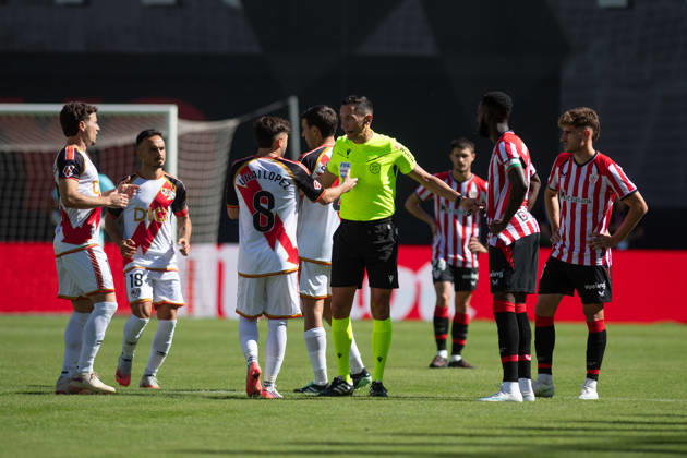 ESP LaLiga EA Sports Rayo Vallecano vs. Athletic Club: Referee Jose Maria Sanchez Martinez speaks with players from Rayo Vallecano and Athletic Club; the match was suspended after Rayo Vallecano fans threw paper airplanes onto the field in protest against their president and due to a lack of cleaning services during the LaLiga EA Sports match between Rayo Vallecano and Athletic Club played at Vallecas Stadium in Madrid on October 10, 2026 in Spain. Spain Soccer Copyright: xAgenciaxLOFx