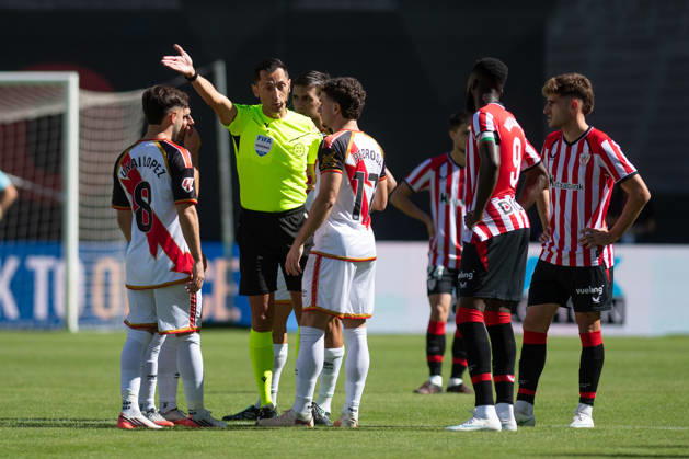 ESP LaLiga EA Sports Rayo Vallecano vs. Athletic Club: Referee Jose Maria Sanchez Martinez speaks with players from Rayo Vallecano and Athletic Club; the match was suspended after Rayo Vallecano fans threw paper airplanes onto the field in protest against their president and due to a lack of cleaning services during the LaLiga EA Sports match between Rayo Vallecano and Athletic Club played at Vallecas Stadium in Madrid on October 10, 2026 in Spain. Spain Soccer Copyright: xAgenciaxLOFx