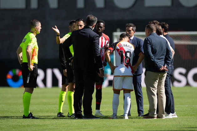 ESP LaLiga EA Sports Rayo Vallecano vs. Athletic Club: Referee José María Sánchez Martínez speaks with the National Police, the team representatives, and the captains, the match was suspended after Rayo Vallecano fans threw paper airplanes onto the field in protest against their president and due to a lack of cleaning services during the LaLiga EA Sports match between Rayo Vallecano and Athletic Club played at Vallecas Stadium in Madrid on October 10, 2026 in Spain. Spain Soccer Copyright: xAgenciaxLOFx