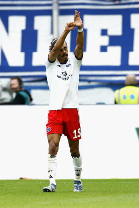 Goal scorer Yussuf Poulsen of HSV celebrates after scoring the 0-1 goal; celebrating, being celebrated, cheers, cheering, Cheers after the goal, cheering, celebrated, cheers, cheering, emotions during the Bundesliga match between TSG 1899 Hoffenheim and Hamburger SV at the PreZero Arena, Sinsheim, Germany, on October 10, 2026, in action during the Bundesliga match between TSG 1899 Hoffenheim and Hamburger SV at the PreZero Arena, Sinsheim, Germany, on October 10, 2026. DFB and DFL regulations prohibit any use of photographs as image sequences and or quasi-video, Copyright: HMBxMedia xHeikoxBecker