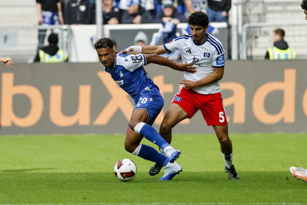 Bambase Conte of TSG Hoffenheim, 20, and Martin Adeline of Hamburger SV, 05, in a tackle, Germany, soccer, Bundesliga 1, Matchday 5, 2026–2027, TSG Hoffenheim vs. Hamburger SV, October 10, 2026, Sinsheim SNP Arena, Germany Copyright: xGrantxHubbsx
