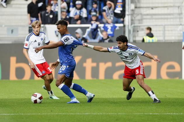 Bambase Conte of TSG Hoffenheim, 20, and Martin Adeline of Hamburger SV, 05, in a tackle, Germany, soccer, Bundesliga 1, Matchday 5, 2026–2027, TSG Hoffenheim vs. Hamburger SV, October 10, 2026, Sinsheim SNP Arena, Germany Copyright: xGrantxHubbsx