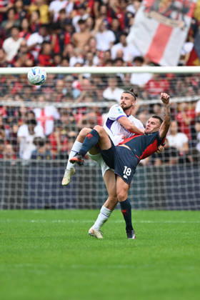 GenoaÕs Milutin Osmajic fights for the ball with Fiorentina s Radu Dragusin during the Serie A soccer match between Genoa and Fiorentina at the Luigi Ferraris Stadium in Genoa, Italy - Saturday, October 10, 2026. - Soccer . Copyright: xTanoxPecoraro LaPressex