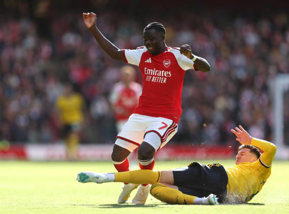 Arsenal gegen Leeds United, 10. Oktober 2026, London, Premier League, Fußball: Arsenal gegen Leeds United – Tarik Muharemovic von Leeds United begeht ein Foul an Bukayo Saka von Arsenal. Foto: Charlotte Wilson, Abseits, London, Großbritannien Copyright: xCharlottexWilsonx xOffsidexOffside