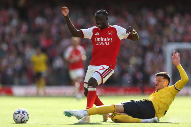 Arsenal gegen Leeds United, 10. Oktober 2026, London, Premier League, Fußball: Arsenal gegen Leeds United – Tarik Muharemovic von Leeds United begeht ein Foul an Bukayo Saka von Arsenal. Foto: Charlotte Wilson, Abseits, London, Großbritannien Copyright: xCharlottexWilsonx xOffsidexOffside