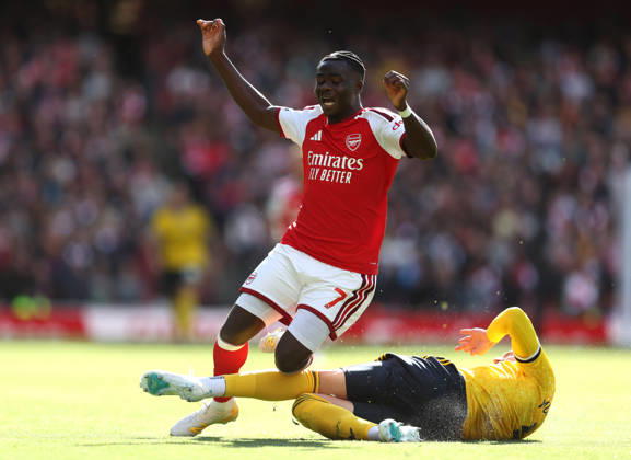 Arsenal gegen Leeds United, 10. Oktober 2026, London, Premier League, Fußball: Arsenal gegen Leeds United – Tarik Muharemovic von Leeds United begeht ein Foul an Bukayo Saka von Arsenal. Foto: Charlotte Wilson, Abseits, London, Großbritannien Copyright: xCharlottexWilsonx xOffsidexOffside