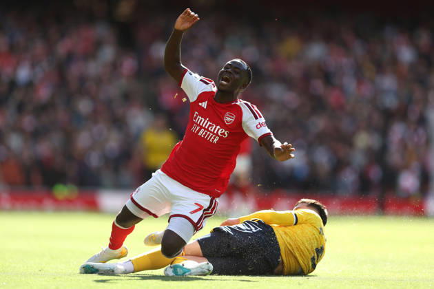 Arsenal gegen Leeds United, 10. Oktober 2026, London, Premier League, Fußball: Arsenal gegen Leeds United – Tarik Muharemovic von Leeds United begeht ein Foul an Bukayo Saka von Arsenal. Foto: Charlotte Wilson, Abseits, London, Großbritannien Copyright: xCharlottexWilsonx xOffsidexOffside