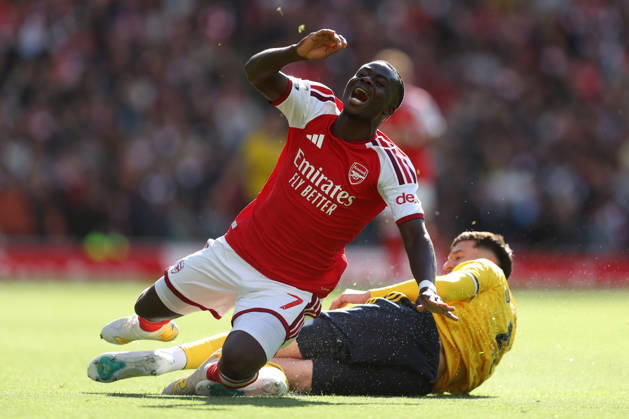 Arsenal gegen Leeds United, 10. Oktober 2026, London, Premier League, Fußball: Arsenal gegen Leeds United – Tarik Muharemovic von Leeds United begeht ein Foul an Bukayo Saka von Arsenal. Foto: Charlotte Wilson, Abseits, London, Großbritannien Copyright: xCharlottexWilsonx xOffsidexOffside