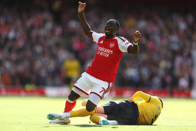 Arsenal gegen Leeds United, 10. Oktober 2026, London, Premier League, Fußball: Arsenal gegen Leeds United – Tarik Muharemovic von Leeds United begeht ein Foul an Bukayo Saka von Arsenal. Foto: Charlotte Wilson, Abseits, London, Großbritannien Copyright: xCharlottexWilsonx xOffsidexOffside