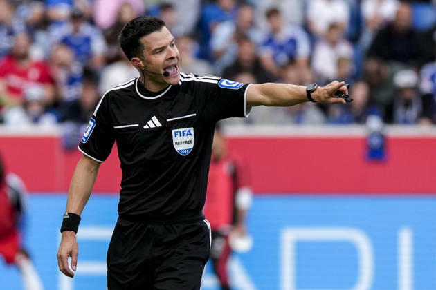 Referee Harm Osmers gives instructions, gestures, waves his arms; single frame, single photo, action, 10 10 2026, Sinsheim, Germany, soccer, Bundesliga, TSG 1899 Hoffenheim vs. Hamburger SV, DFB and DFL regulations prohibit any use of photographs as image sequences and or quasi-video xozx