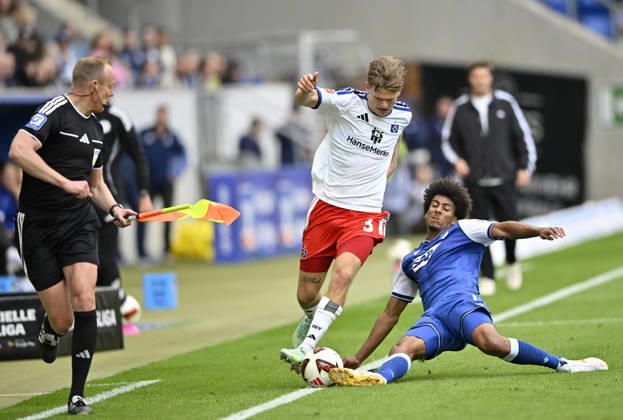 Tackle, Action: Bernardo (TSG 1899 Hoffenheim) 13 vs. David Moeller Wolfe (Hamburger SV HSV) 03 Assistant Referee (Linesman) TSG 1899 Hoffenheim vs. Hamburger SV HSV 10 10 2026 DFL regulations prohibit any use of PHOTOGRAPHS AS IMAGE SEQUENCES AND OR QUASI-VIDEO TSG 1899 Hoffenheim vs. Hamburger SV HSV