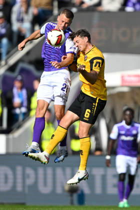 2. Bundesliga, Matchday 26, VfL Osnabrück vs. Dynamo Dresden on October 10, 2026, at Bremer Brücke in Osnabrück; Adrian Beck (Osnabrück) in a tackle against Nicolai Rapp (Dresden) MT