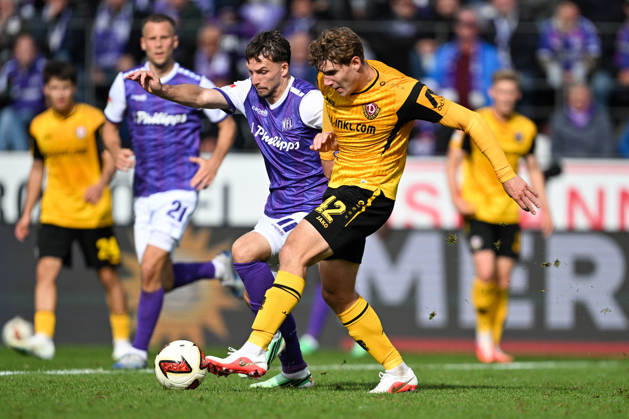 2. Bundesliga, Matchday 26, VfL Osnabrück vs. Dynamo Dresden on October 10, 2026, at Bremer Brücke in Osnabrück; Robin Meißner (Osnabrück) in a tackle against Friedrich Müller (Dresden) MT