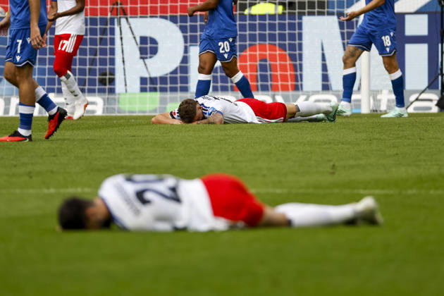 Fabio Vieira (Hamburger SV), 20, and Nicolai Remberg (Hamburger SV), 21, injured on the field, Germany, soccer, Bundesliga 1, Matchday 5, 2026–2027, TSG Hoffenheim vs. Hamburger SV, October 10, 2026, Sinsheim SNP Arena, Germany Copyright: xGrantxHubbsx