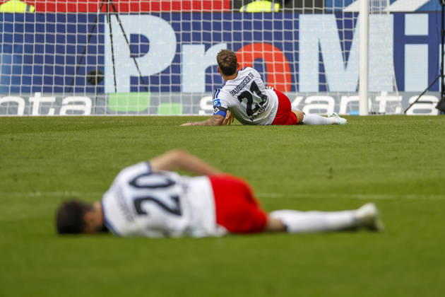 Fabio Vieira (Hamburger SV), 20, and Nicolai Remberg (Hamburger SV), 21, injured on the field, Germany, soccer, Bundesliga 1, Matchday 5, 2026–2027, TSG Hoffenheim vs. Hamburger SV, October 10, 2026, Sinsheim SNP Arena, Germany Copyright: xGrantxHubbsx