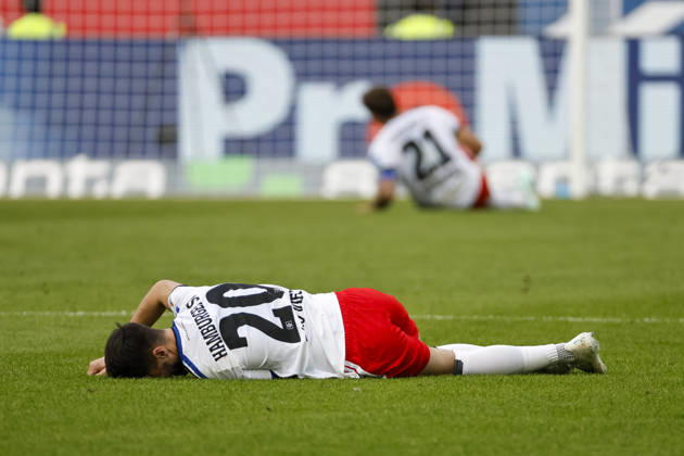 Fabio Vieira (Hamburger SV), 20, and Nicolai Remberg (Hamburger SV), 21, injured on the field, Germany, soccer, Bundesliga 1, Matchday 5, 2026–2027, TSG Hoffenheim vs. Hamburger SV, October 10, 2026, Sinsheim SNP Arena, Germany Copyright: xGrantxHubbsx