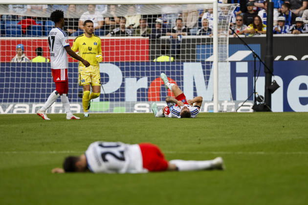 Fabio Vieira (Hamburger SV), 20, and Nicolai Remberg (Hamburger SV), 21, injured on the field, Germany, soccer, Bundesliga 1, Matchday 5, 2026–2027, TSG Hoffenheim vs. Hamburger SV, October 10, 2026, Sinsheim SNP Arena, Germany Copyright: xGrantxHubbsx