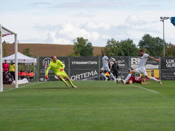 Goal to make it 1–5 by Noah Sarenren Bazee, SV Waldhof Mannheim, 37th minute, goal celebration, Celebration, Joy, Emotion, Team Celebration, Gestures, GER, Soccer, SG Sonnenhof Grossaspach vs. SV Waldhof Mannheim, 3rd Division, Matchday 8, Aspach, 2026–2027 Season, October 10, 2026, GER, soccer, SG Sonnenhof Grossaspach vs. SV Waldhof Mannheim, 3rd Division, Matchday 8, Aspach, 2026–2027 season, October 10, 2026, Aspach Copyright: xCarstenxSchweringx EP_CSG