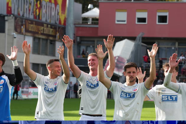 FC Würzburger Kickers FC Hansa Rostock Würzburg, October 10, 2026, Soccer 3rd Division FC Würzburger Kickers FC Hansa Rostock The FC Hansa Rostock team celebrates its victory with fans at the Akon Arena in Bavaria, Germany, alongside Kenan Fatkic (FC Hansa Rostock), Emil Holten (FC Hansa Rostock), and Marco Schuster (FC Hansa Rostock)
