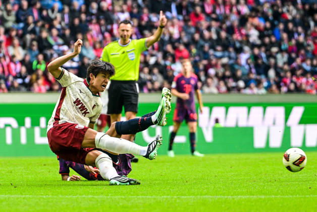October 10, 2026, Germany, Soccer, Men s, Bundesliga 1, Matchday 5, FC Augsburg vs. FC Bayern Munich Young Woo Seol (FC Augsburg), No. 7, defeats Luis Diaz (Bayern Munich), No. 14, at the Augsburg WWK Arena, Bavaria, Germany Copyright: xNordphotox xHafnerx